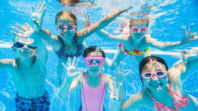 An expert confirms it—children should not wear these two colors of swimsuits in the pool for safety reasons that could save lives