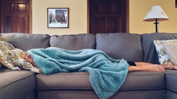 Psychology reveals the surprising common traits of those who prefer to stay home rather than go out with friends