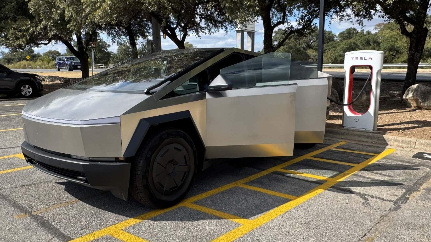 Confirmed - the Arizona sun left a Tesla Cybertruck “dead” and no one ...