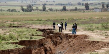 “the earth is splitting in two”- in just 10 days a rift appeared in the rift of ethiopia and could give rise to a new ocean on the planet