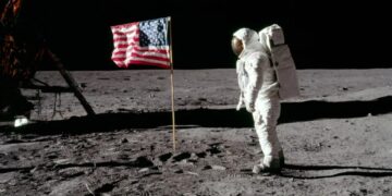 Former NASA chief issues stark warning—“China will plant its flag on the Moon before the United States” and blames SpaceX Starship