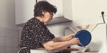 Ana, an 87-year-old retiree, complains that she does not receive a penny of pension while her husband receives his - the reason she could not believe it