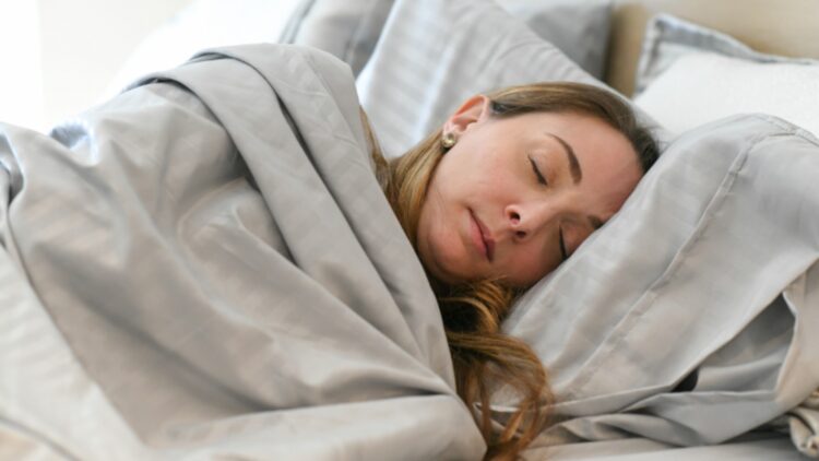 Confirmed—sleeping on your left side has surprising benefits for your heart, digestion, and even pregnancy 1 Confirmed—sleeping on your left side has surprising benefits for your heart, digestion, and even pregnancy
