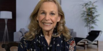 Mitzi Perdue, the billionaire who rides the subway, repairs her shoes, and donates her $1.2 million ring for Ukraine