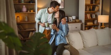 I'm a psychologist and after studying hundreds of couple relationships, these are the 5 things they do on the weekends - and that almost nobody does
