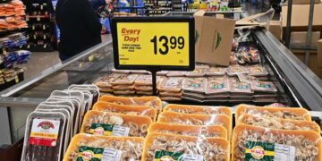 Prices rise again—inflation soars in the United States—food, gas, and insurance prices rise unchecked as Donald Trump's policies and the Federal Reserve put millions of families on alert