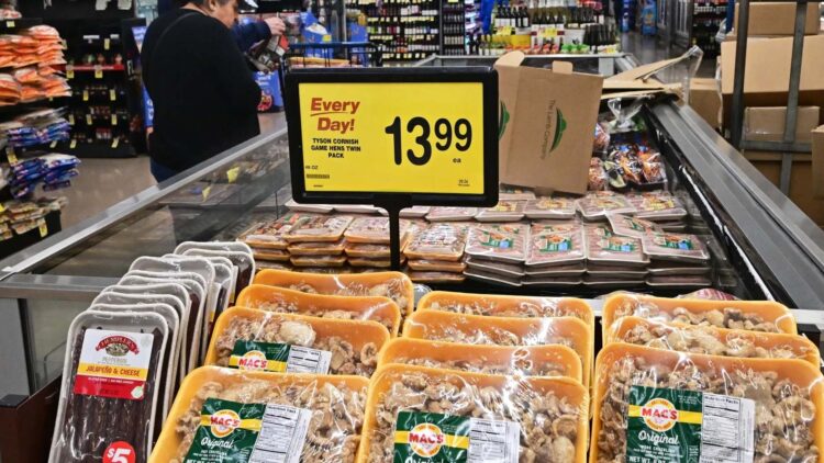 Prices rise again—inflation soars in the United States—food, gas, and insurance prices rise unchecked as Donald Trump's policies and the Federal Reserve put millions of families on alert