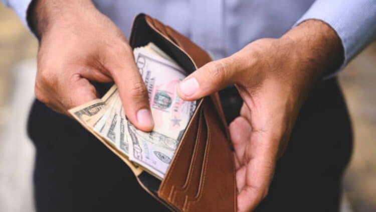 Say Goodbye to paying cash - an expert reveals why paying by card at the supermarket may be ruining your finances without you noticing it 1 Say Goodbye to paying cash - an expert reveals why paying by card at the supermarket may be ruining your finances without you noticing it