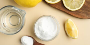 No chlorine or detergent—this lemon and baking soda mixture removes grease, unpleasant odors, and stubborn stains