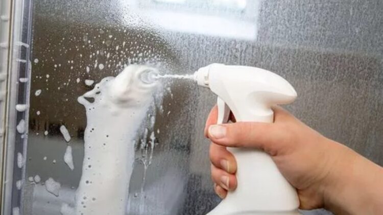 Goodbye to limescale—the scientific, homemade method that leaves your bathroom glass sparkling and free of permanent stains 1 Goodbye to limescale—the scientific, homemade method that leaves your bathroom glass sparkling and free of permanent stains