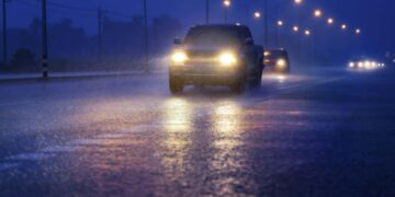 This is the surprising Maine law that allows drivers to warn other drivers with their lights—what is legal there could cost you a fine in other states