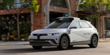 Unprecedented scene in California—a Waymo robot taxi stopped by police after making an illegal turn, but impossible to fine as there was no human behind the wheel