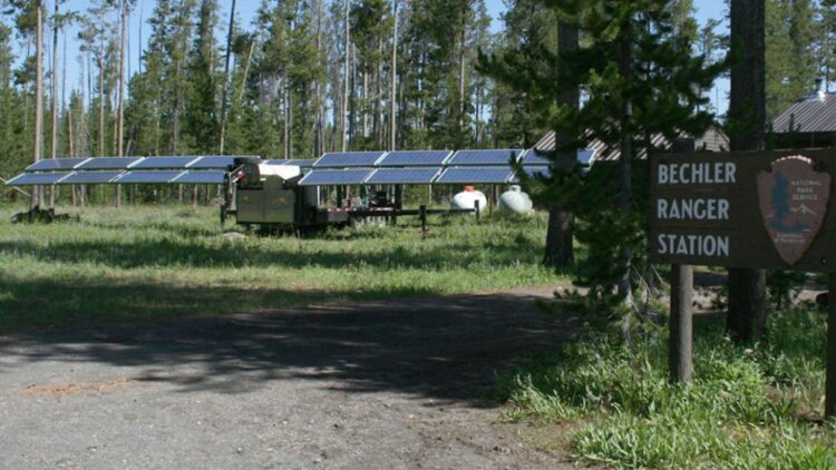 The impressive achievement in Yellowstone—a remote station manages to operate on 98% solar power thanks to a revolutionary mobile system