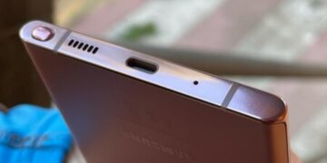 Neither sensor nor secret button: the real function of the hole next to the charger on your Android smartphone that almost no one knows about