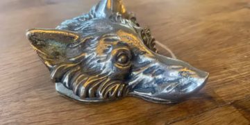 A couple buys a 50-year-old wallet for 2 euros and when they look at the back there is a phrase written on it that changes everything - it is now worth 10 times as much