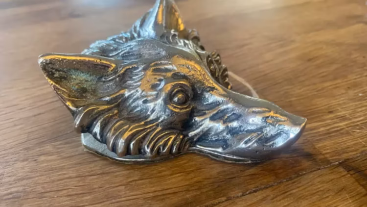 A couple buys a 50-year-old wallet for 2 euros and when they look at the back there is a phrase written on it that changes everything - it is now worth 10 times as much