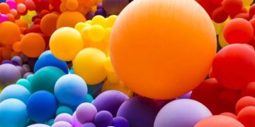 This is the color that makes you look smarter (and that's why big brands use it)