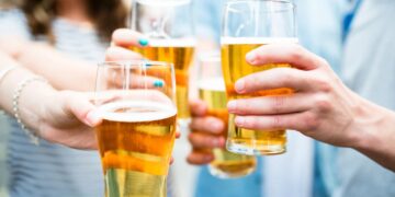 This is how your brain reacts when you drink a beer after work — the benefits and risks no one told you about