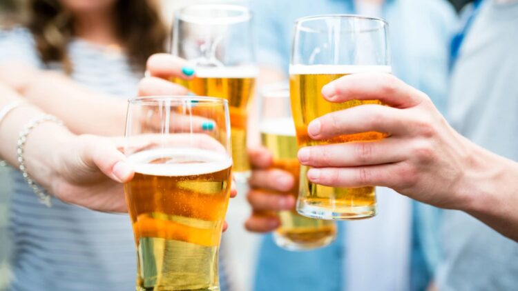 This is how your brain reacts when you drink a beer after work — the benefits and risks no one told you about