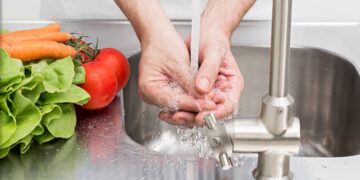 Goodbye to the habit of wetting your fingers—US food safety experts warn that this gesture contaminates food during cooking