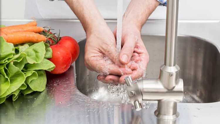 Goodbye to the habit of wetting your fingers—US food safety experts warn that this gesture contaminates food during cooking 1 Goodbye to the habit of wetting your fingers—US food safety experts warn that this gesture contaminates food during cooking