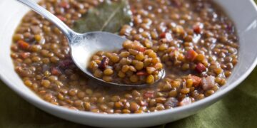 Goodbye to the myth—lentils are not the “queens of iron” we always believed them to be—but they remain a nutritional gem in winter