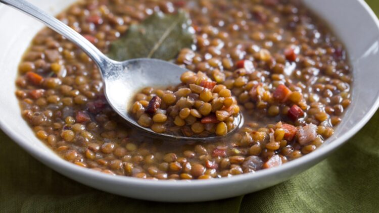 Goodbye to the myth—lentils are not the “queens of iron” we always believed them to be—but they remain a nutritional gem in winter