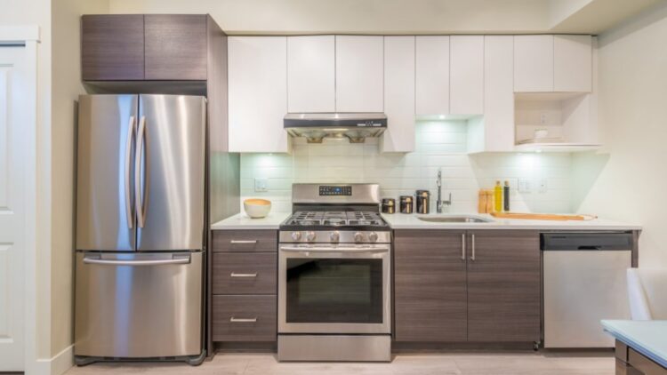 It's official—the California government is requiring landlords to provide a full kitchen, so say goodbye to buying a refrigerator or stove from now on—here are the details of the revolutionary Assembly Bill 628