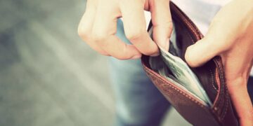 After 57 years of guilt, Kari Vallden confesses the secret that haunted him his entire life and searches for the owner of the lost wallet