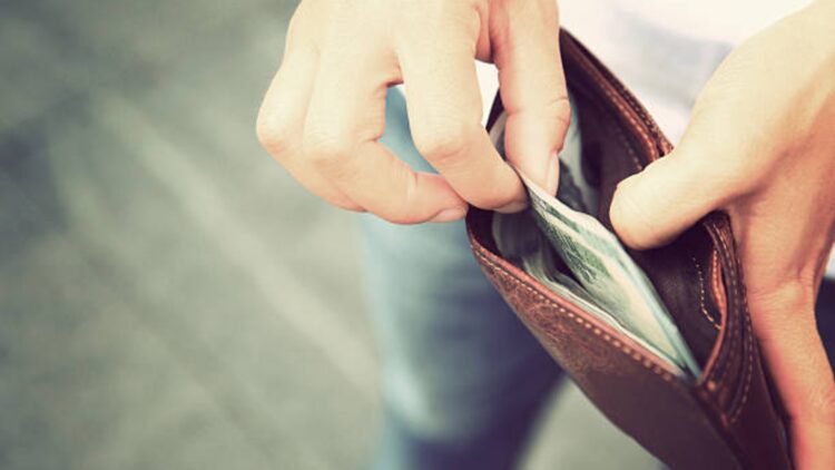 After 57 years of guilt, Kari Vallden confesses the secret that haunted him his entire life and searches for the owner of the lost wallet