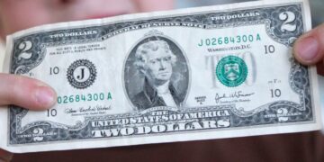 Goodbye to requesting $2 bills—a bank teller reveals risks and inconveniences that few customers are aware of