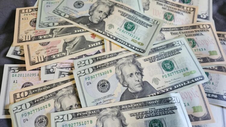 Confirmed by the local government - Cook County (Illinois) is extending the program of monthly checks worth $500 for thousands of families until 2026