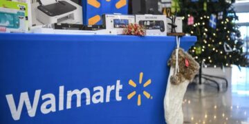 It's official—Walmart surprises the United States with a white gold necklace with Swarovski crystals, reduced from $100 to just $19