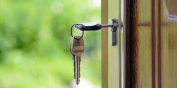 This is how they can open your door with a magnet if you leave the key in the lock—the viral warning from a security expert