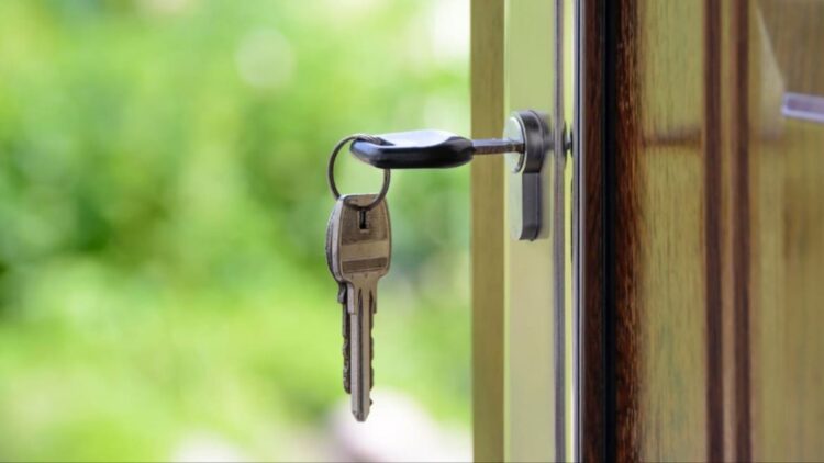 This is how they can open your door with a magnet if you leave the key in the lock—the viral warning from a security expert 1 This is how they can open your door with a magnet if you leave the key in the lock—the viral warning from a security expert