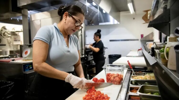 Goodbye to earning the lowest minimum wage in San Diego—the city confirms a new increase that will take effect in January 2026 1 Goodbye to earning the lowest minimum wage in San Diego—the city confirms a new increase that will take effect in January 2026