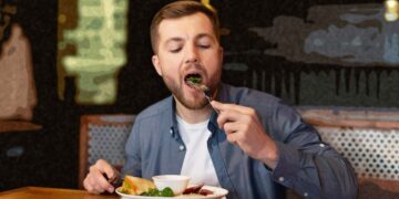 Nutrition experts confirm the best time to eat dinner, especially during the Christmas season with its copious meals