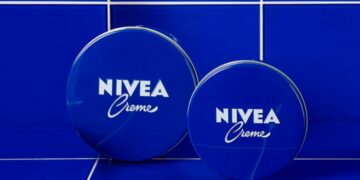 Confirmed by dermatology experts and the OCU (Spanish Consumers' and Users' Organization) - two weeks with Nivea blue tin is enough to notice a real change in the skin