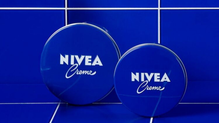 Confirmed by dermatology experts and the OCU (Spanish Consumers' and Users' Organization) - two weeks with Nivea blue tin is enough to notice a real change in the skin
