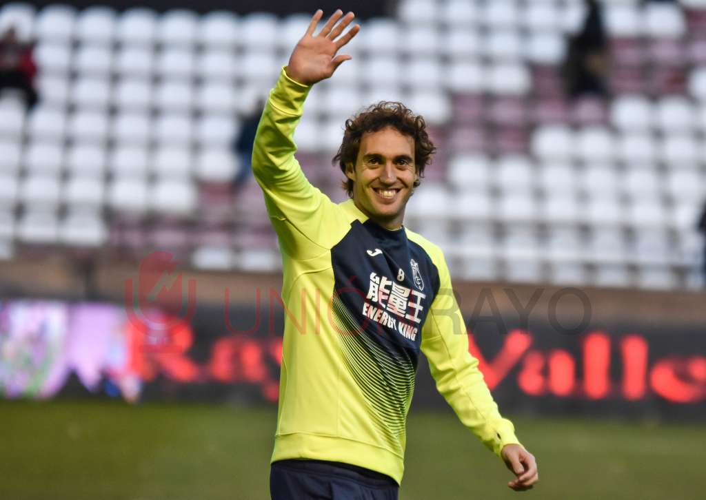 Cariñoso recibimiento a Baena: "Muy agradecido, ojalá ascendamos los dos equipos" 2 baena grada vuelta vallecas