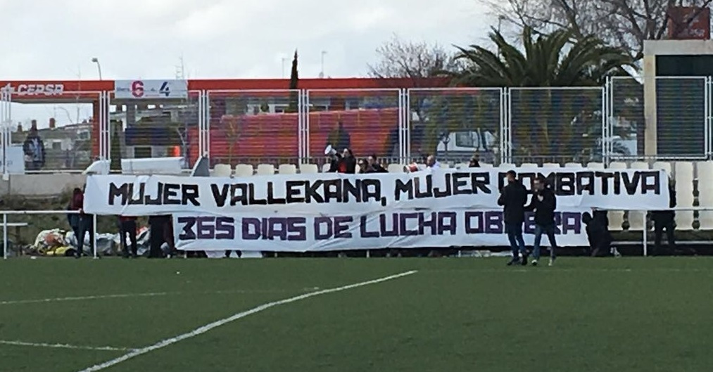 El capitán Alberto arropó al Rayo Femenino 2 mujer pancarta bukaneros