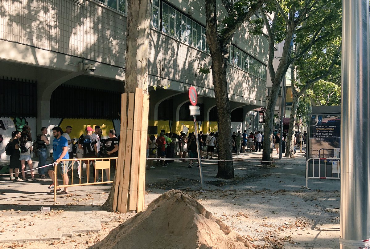 Colas, quejas y sin abonos en la primera tarde de renovación 1 abonos rayo