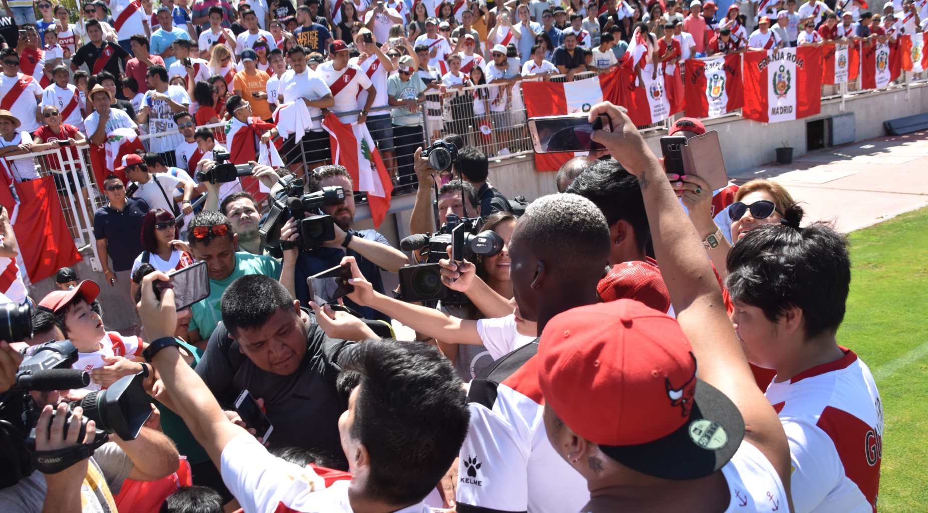 Presentación Luis Advíncula