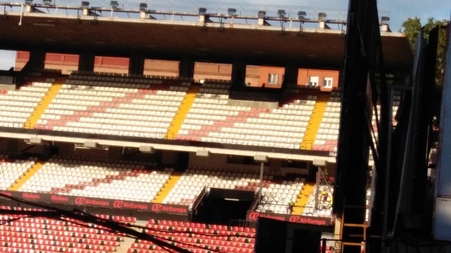 La imagen: la Tribuna Alta de Albufera, con columnas supletorias 2 img 1051