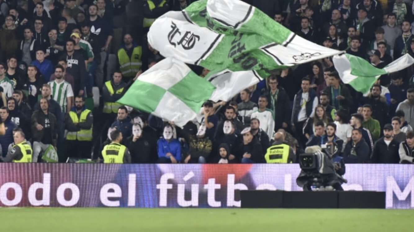 Caretas de Zozulya en la grada del Benito Villamarín 2 img 5334