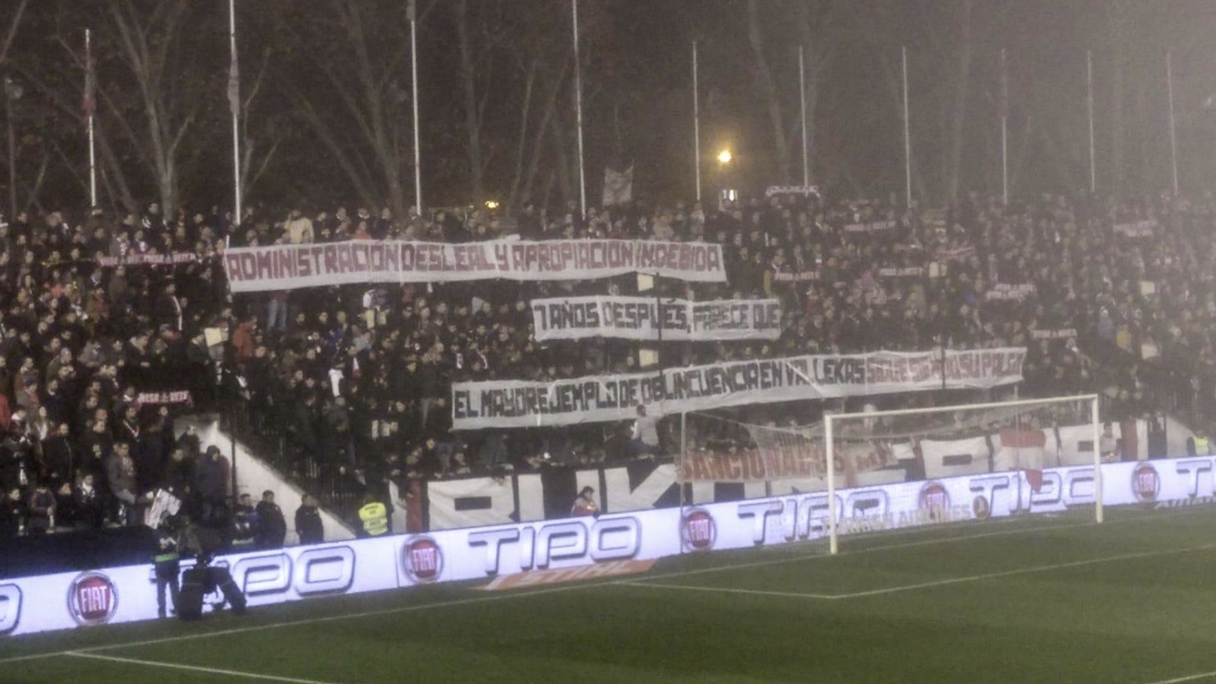 Pancarta contra Martín Presa durante el Rayo Vallecano - Levante 1 img 6032