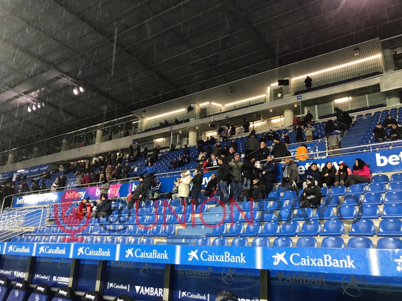 La afición del Rayo Vallecano se unió a la protesta en Mendizorroza 2 IMG 5124