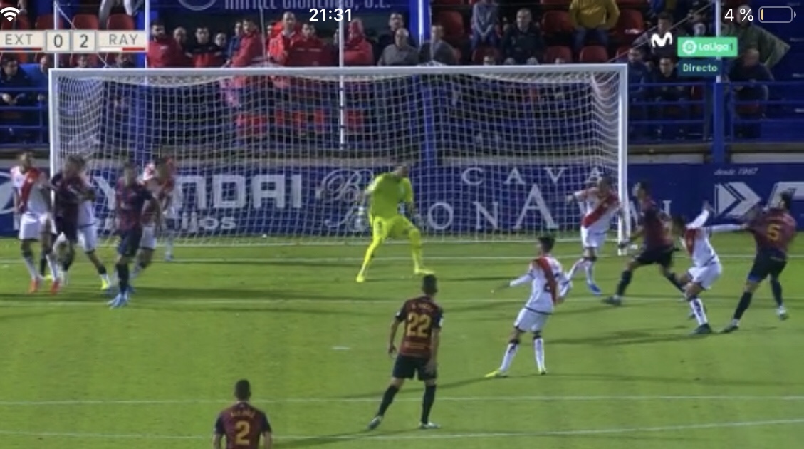 El colegiado anula un gol del Extremadura tras consultar el VAR 2 img 4393