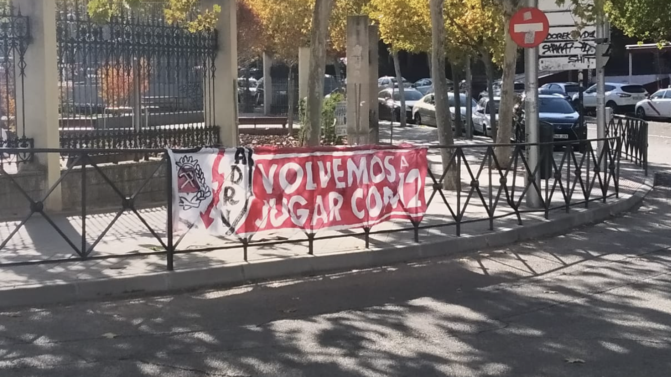 Protestas y reivindicaciones de la afición rayista en la previa frente al Zaragoza 2 img 5583