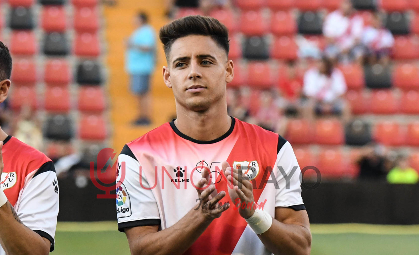 Álex Moreno saluda a la afición vallecana.